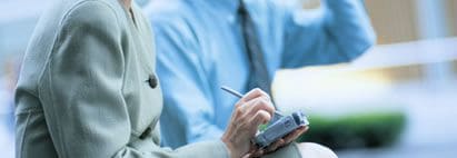 メモをとる女性